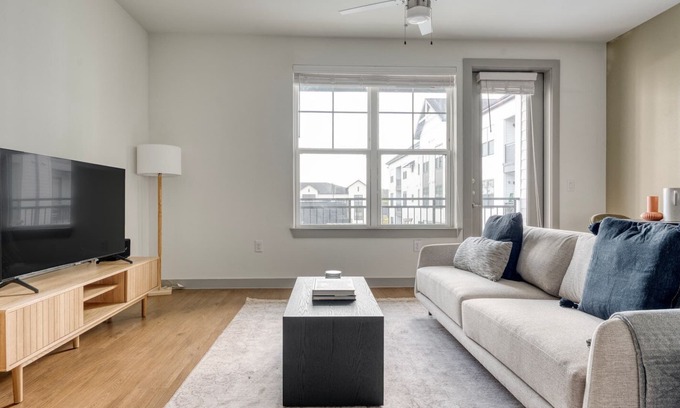 Knollwood On The Colorado River Apartment | Premium East Austin 1BR w/ Pool, Gym & W/D, nr downtown, by Blueground