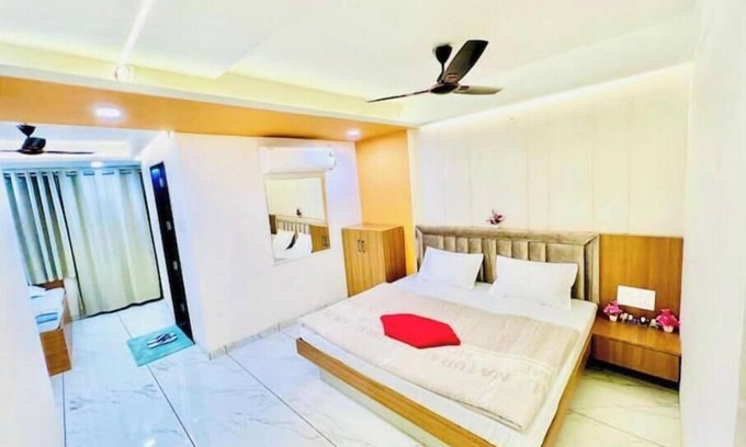 Maheshwar Apartment | Premium quadruple room AC 3-5 occupancy@StayMore