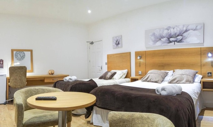 Boston Apartment | Premium Triple Ensuite with Shower