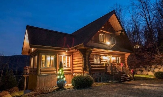Les Pays-d'en-Haut Regional County Municipality Ski Chalet | Prestigious chalet built exclusively using the Scandinavian log method.