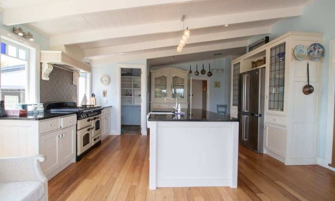 Brixton House | Prestigious Homestead on Scenic Rural Block