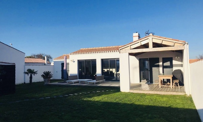 Noirmoutier-en-l'Ile House | Pretty black house on one level - 300m beach and shops.