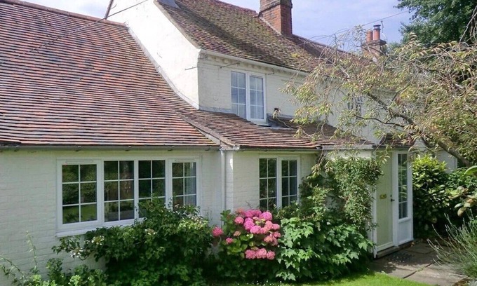 Fishbourne House | Pretty Cottage Near City & Sea