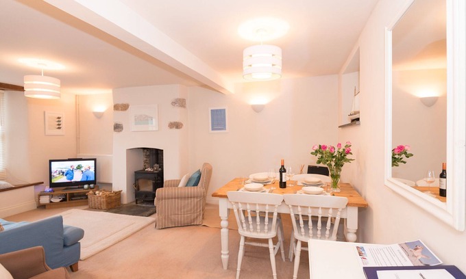 Looe House | Pretty, Pet Friendly Cottage with Parking, Wifi and River Views.