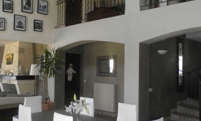 Moules Other | Pretty Provencal farmhouse near Arles