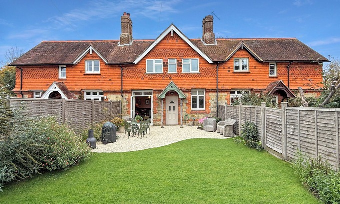 Woolbeding House | Pretty South facing cottage