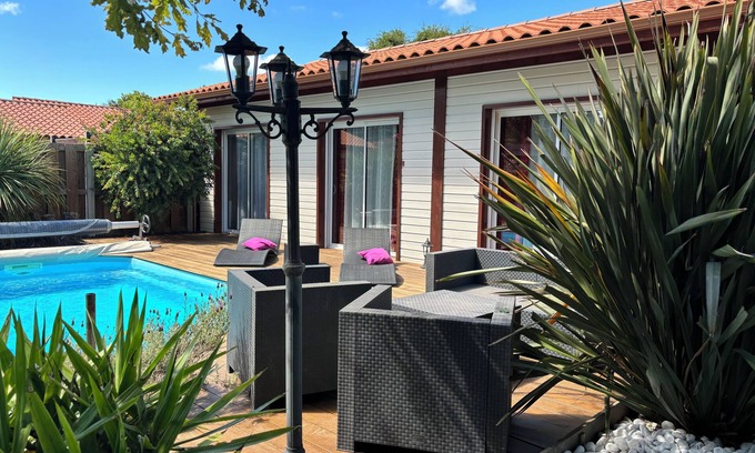 Biscarrosse House | Pretty wooden house with jacuzzi, air conditioning, heated pool, bicycles, internet