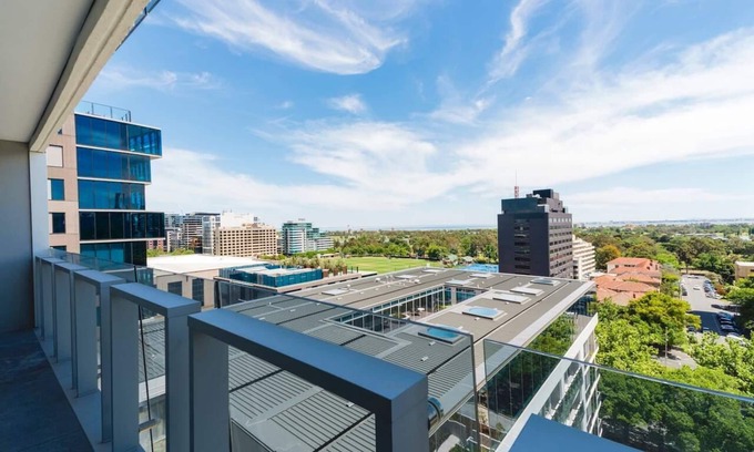 Melbourne Apartment | Pride Fawkner Apt Bayview 5 Free Parking Pool Gym
