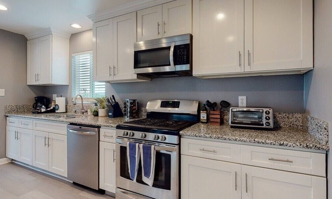 West Los Angeles House | Prime 3BR LA Westside Near local Beaches