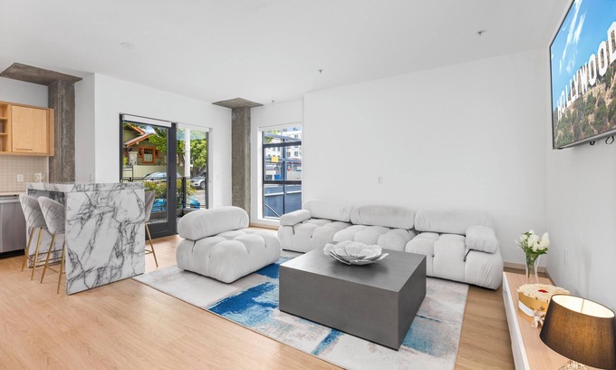 Beverly Hills House | Prime Hollywood Location - Pool Access + Gym