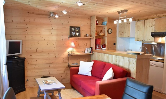Pralognan-la-Vanoise Apartment | Prime Location in Pralognan-la-Vanoise: Cozy 2-BR Apartment Near Slopes and Shops