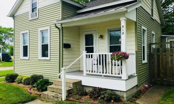 Grand Haven Cottage | Prime Location Downtown! Walk To Everything!