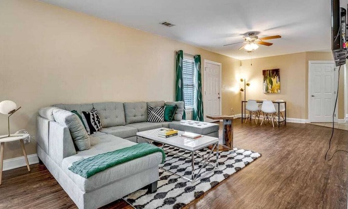 Faubourg Delassize Apartment | PRIME Location! Gated NOLA Apt! Great for Groups!
