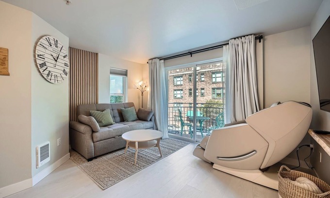 Belltown Condo | Prime location in downtown Seattle– Walk to Space Needle &Explore Seattle's Best