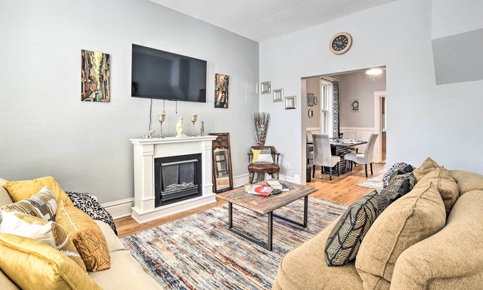 Old Town Triangle House | Prime Location Old Town Chicago Townhome!