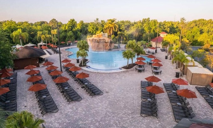 West Kissimmee Hotel | Prime Location Paradise! Free Shuttle, Swimming Pool, Full Kitchen!