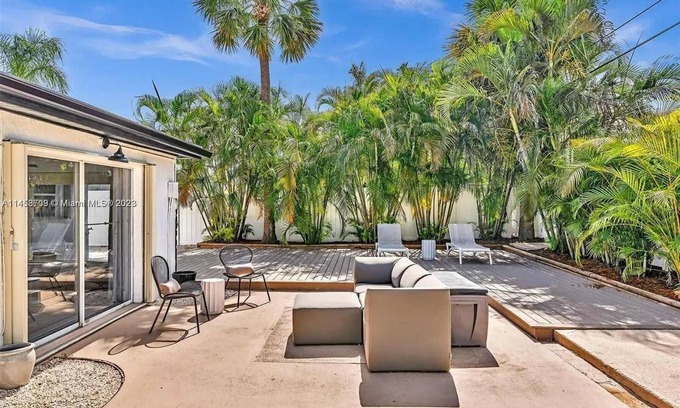 Sunset House | Prime Location, Pure Relaxation