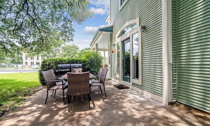 Johnson City House | Prime Location-walk to Food, Bars and Wineries!