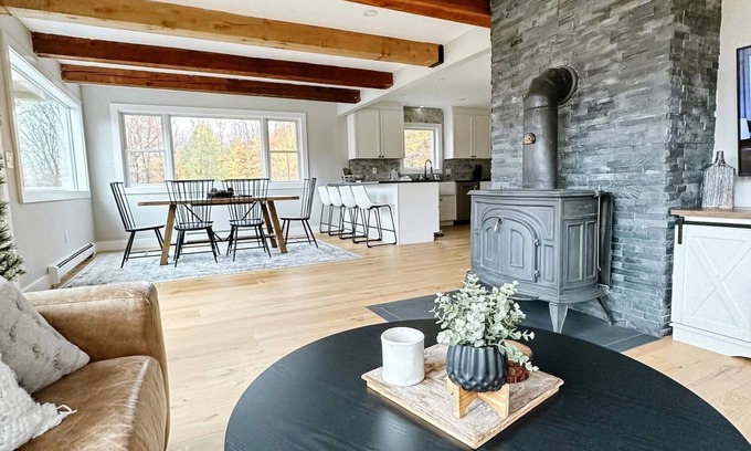 Killington House | PRIME LOCATION WITH HOT TUB! 6 BEDROOM HOME!
