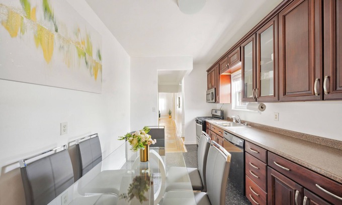 Southeast Yonkers House | Prime NY Luxury Getaway with King Bed + Easy Parking