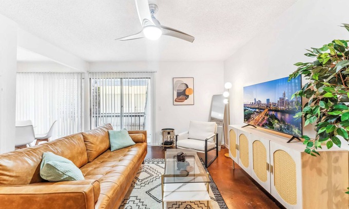 Windsor Park Apartment | Prime SoCo quaint 1BR king suite w/pool, parking