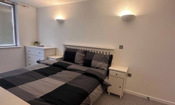 Leeds Condo | Prime Stay near Train Station