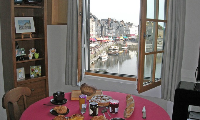 Honfleur Apartment | PRIME VIEW on OLD HARBOUR. Refurbished. Wifi, GARAGE on option, Cleaning +linen