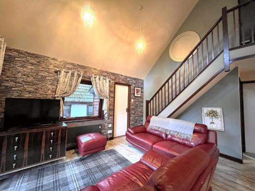 Llanybri Ski Chalet | Primrose 18 Hot Tub-Tenby