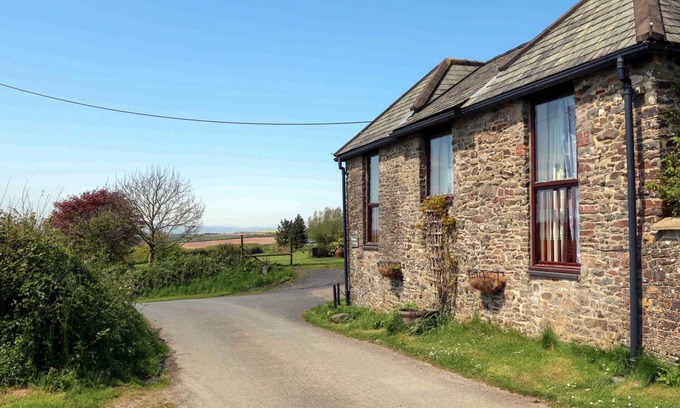 Huntshaw Cottage | PRIMROSE COTTAGE, family friendly, with a garden in Great Torrington