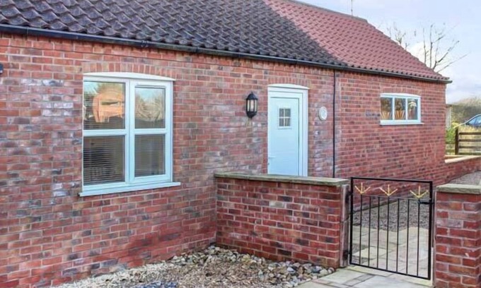 Alford Cottage | PRIMROSE COTTAGE, pet friendly, with a garden in Alford