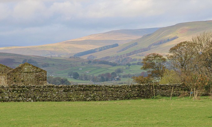Burtersett Cottage | PRIMROSE COTTAGE, pet friendly, with open fire in Burtersett