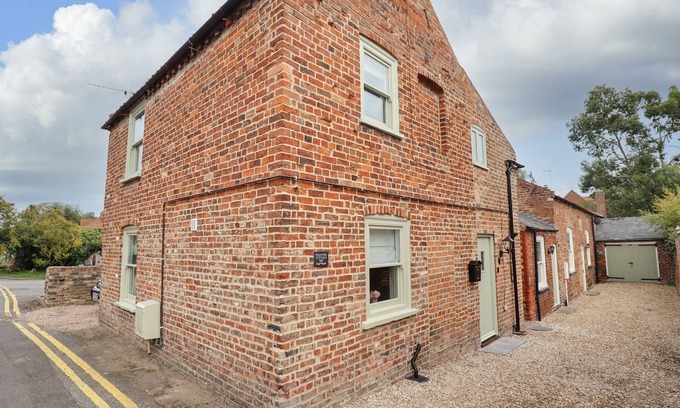 Alford Cottage | PRINTERS COTTAGE, pet friendly, character holiday cottage in Alford