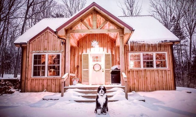 Naples House | Pristine and Cozy Cabin Rental Overlooking Pond near Rochester, New York