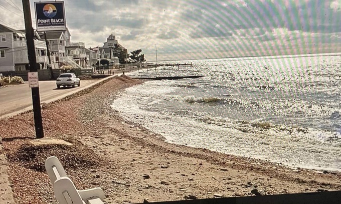 Milford Cottage | Pristine Charming beach cottage walk to beach with sunset views