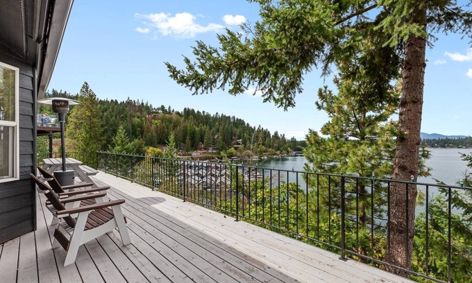 Clarksville House | Pristine Lakeview Haven with private dock & kayak access