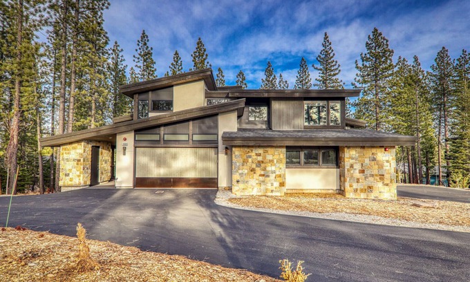 Truckee House | Pristine Mountain Home, Schaffers Mill Golf, Ski & Club Amenities! Lake Tahoe