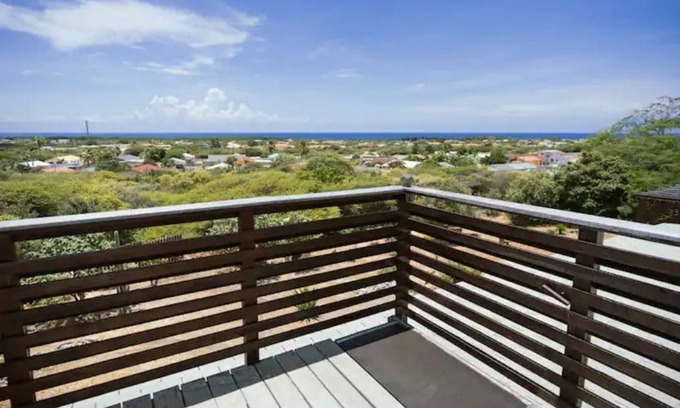 Pos Chiquito House | Private 2 bedr property with amazing view. A 5min drive to Mangel Halto Beach