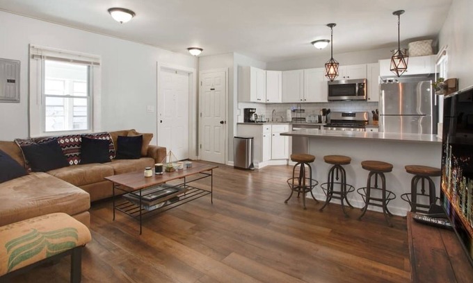 Ampere Apartment | *Private 2BR Bloomfield Apartment* 8 mins to Train