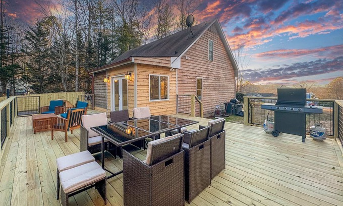 Fletcher Cabin | Private Acre, Mountain View, Barrel Sauna, Hot Tub