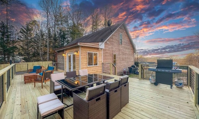 Fletcher Cabin | Private Acre, Mountain View, Barrel Sauna, Hot Tub