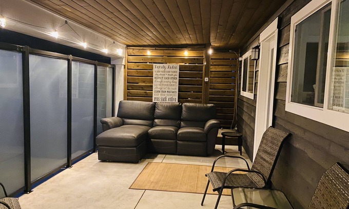 Delta House | Private and modern 2 bedrooms in sunny Tsawwassen