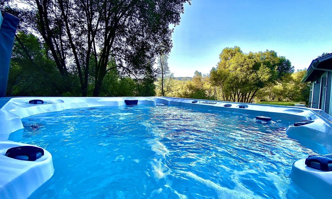 Oakhurst House | Private and Serene house with a Spa, near Yosemite & Bass Lake