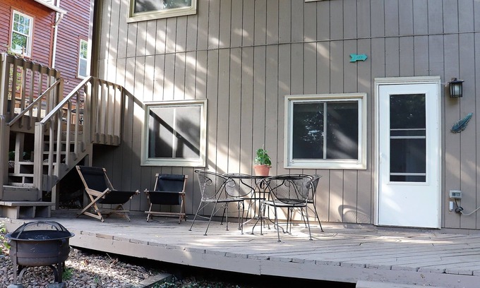 Plymouth Apartment | Private Apartment Near Medicine Lake