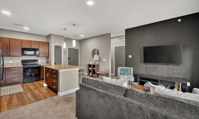 West Des Moines Apartment | Private Attached Garage | King Bed | No Stairs