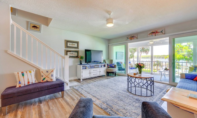 Welaka Condo | Private Balcony w/Water Views: Welaka Condo!