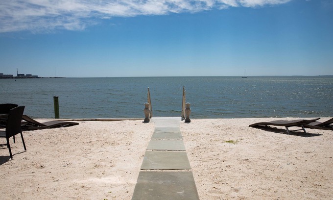 Niantic House | PRIVATE BEACH: A SLICE OF HEAVEN @ NIANTIC W/6 QUEENS 1 FULL BED