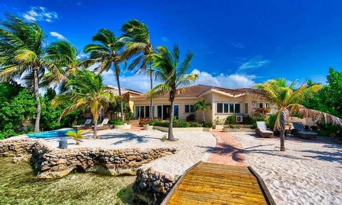 De Bruynewijk Villa | Private Beach Ocean Front Boat Dock Tiki Bar