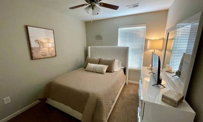 Charlottesville House | Private Bedroom in Mountainview Townhouse