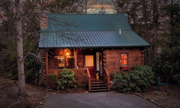 Gatlinburg Cabin | Private, Bright & Airy Honeymoon Cabin w/King Bed ~ Prime Location near Downtown
