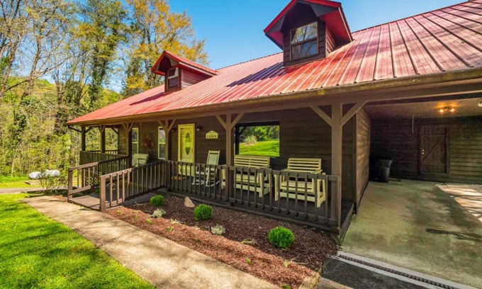 Wildwood Cabin | Private Cabin - Pets Welcome - Large Outdoor Space - Hiking - Chattanooga - Cloudland Canyon